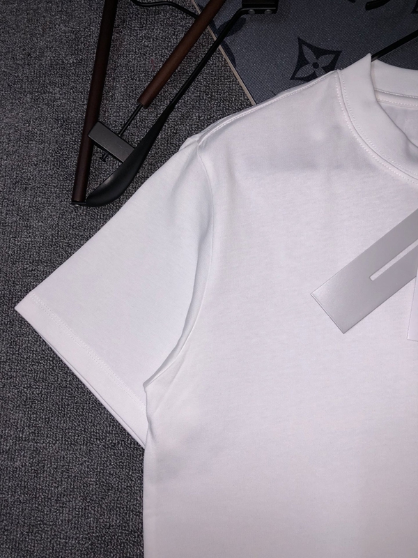 ブランドTシャツ側面デザイン